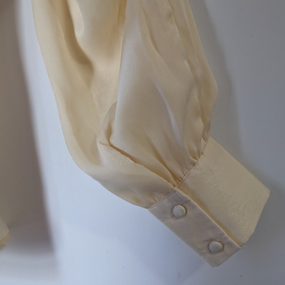 Cream blouse with puffy sleeves - Picture 4 of 6